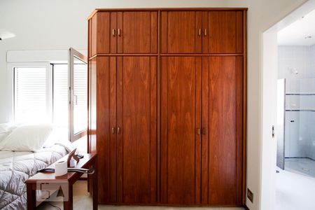 Casa à venda com 350m², 4 quartos e 4 vagas Casa à venda com 350m², 4 quartos e 4 vagasSuíte 1