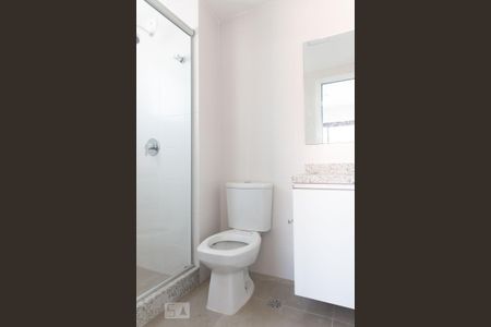 Banheiro de kitnet/studio para alugar com 1 quarto, 40m² em São João, Porto Alegre