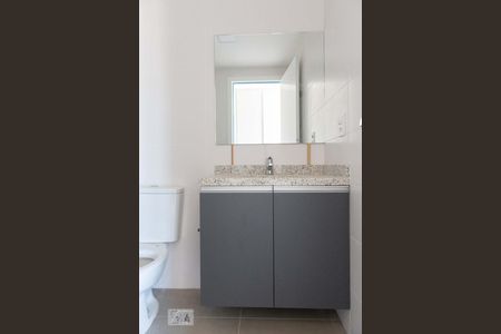 Banheiro de kitnet/studio para alugar com 1 quarto, 39m² em São João, Porto Alegre