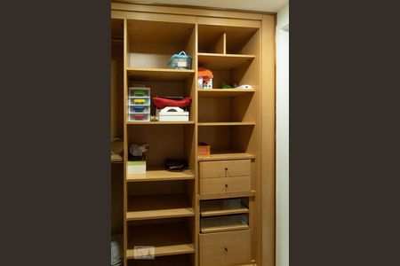 Apartamento à venda com 111m², 2 quartos e 2 vagas Apartamento à venda com 111m², 2 quartos e 2 vagasCloset