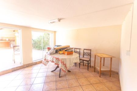 Casa à venda com 230m², 3 quartos e 3 vagas Casa à venda com 230m², 3 quartos e 3 vagasPorão