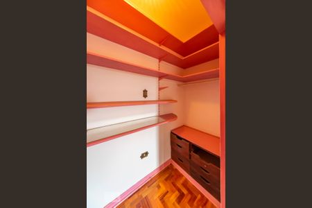 Casa para alugar com 229m², 4 quartos e 2 vagas Casa para alugar com 229m², 4 quartos e 2 vagasCloset do Quarto 3