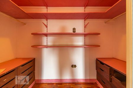 Casa para alugar com 229m², 4 quartos e 2 vagas Casa para alugar com 229m², 4 quartos e 2 vagasCloset do Quarto 3