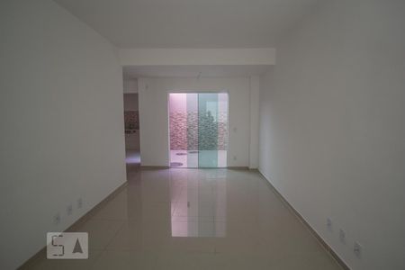 Sala de casa de condomínio à venda com 3 quartos, 90m² em Bonsucesso, Rio de Janeiro