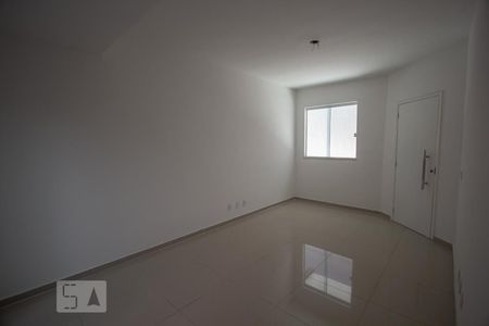 Sala de casa de condomínio à venda com 3 quartos, 90m² em Bonsucesso, Rio de Janeiro