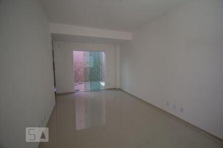 Sala de casa de condomínio para alugar com 3 quartos, 90m² em Bonsucesso, Rio de Janeiro