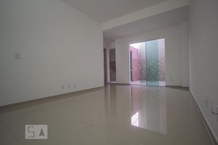 Sala de casa de condomínio para alugar com 3 quartos, 90m² em Bonsucesso, Rio de Janeiro