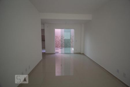 Sala de casa de condomínio à venda com 3 quartos, 90m² em Bonsucesso, Rio de Janeiro