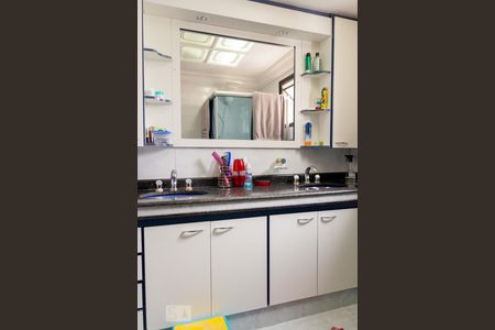 Apartamento à venda com 254m², 4 quartos e 4 vagasBanheiro do Quarto 1