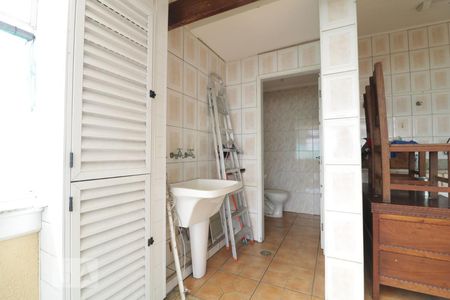 Casa à venda com 180m², 4 quartos e sem vagaArae de serviço