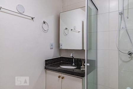 Banheiro de kitnet/studio para alugar com 1 quarto, 28m² em Bela Vista, São Paulo