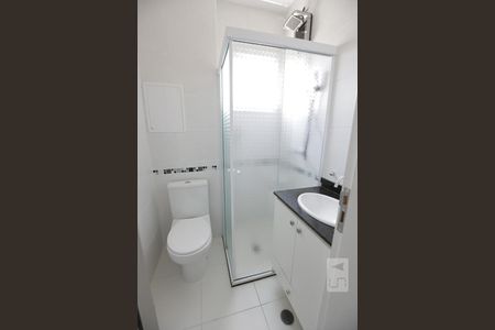 Banheiro corredor de casa de condomínio para alugar com 2 quartos, 83m² em Vila Mangalot, São Paulo