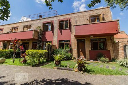 Casa de condomínio à venda com 220m², 3 quartos e 2 vagas Casa de condomínio à venda com 220m², 3 quartos e 2 vagasFachada