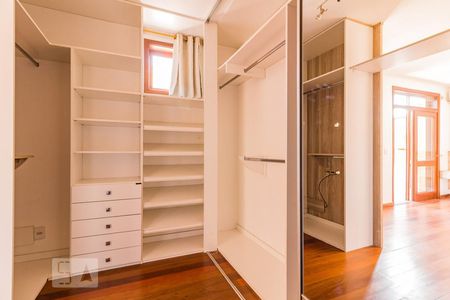 Casa de condomínio à venda com 220m², 3 quartos e 2 vagas Casa de condomínio à venda com 220m², 3 quartos e 2 vagasCloset do quarto