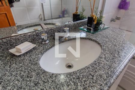 Casa à venda com 240m², 4 quartos e 5 vagasBanheiro do Quarto 1