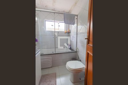 Casa à venda com 240m², 4 quartos e 5 vagasBanheiro do Quarto 1