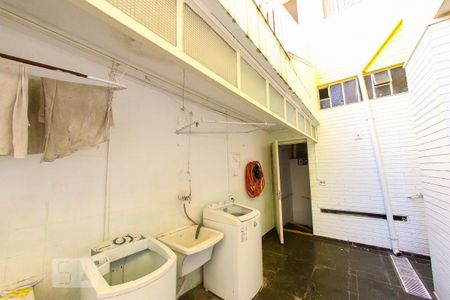 Casa à venda com 680m², 8 quartos e 4 vagas Casa à venda com 680m², 8 quartos e 4 vagasArea de Serviço