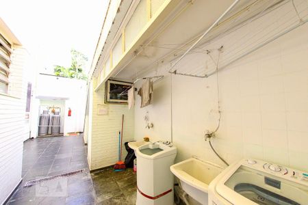 Casa à venda com 680m², 8 quartos e 4 vagas Casa à venda com 680m², 8 quartos e 4 vagasArea de Serviço