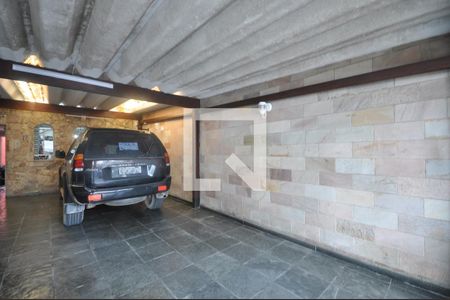 Casa à venda com 200m², 4 quartos e 4 vagas Casa à venda com 200m², 4 quartos e 4 vagasGaragem