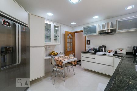 Casa para alugar com 235m², 4 quartos e 3 vagas Casa para alugar com 235m², 4 quartos e 3 vagasCozinha