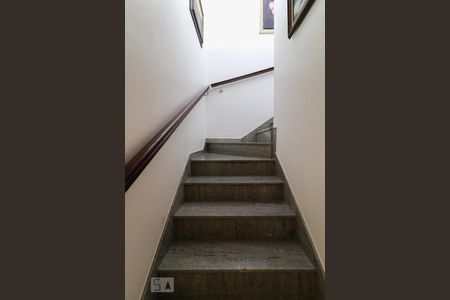 Casa para alugar com 235m², 4 quartos e 3 vagas Casa para alugar com 235m², 4 quartos e 3 vagasEscada