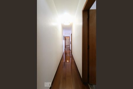 Casa para alugar com 235m², 4 quartos e 3 vagas Casa para alugar com 235m², 4 quartos e 3 vagasCorredor