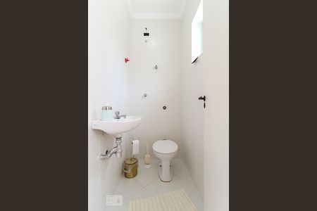 Casa para alugar com 235m², 4 quartos e 3 vagas Casa para alugar com 235m², 4 quartos e 3 vagasBanheiro de Serviço