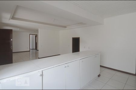 Casa para alugar com 280m², 4 quartos e 4 vagas Casa para alugar com 280m², 4 quartos e 4 vagasCozinha
