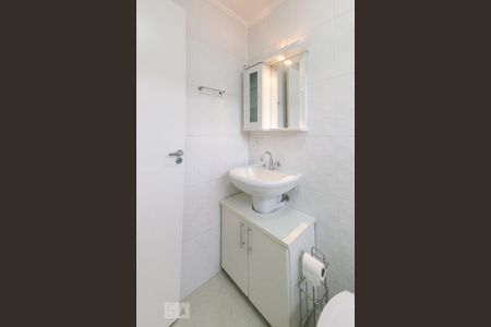 Banheiro de kitnet/studio para alugar com 1 quarto, 35m² em Vila Nova Conceição, São Paulo