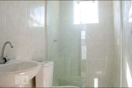 Banheiro de apartamento para alugar com 1 quarto, 30m² em São Braz, Curitiba