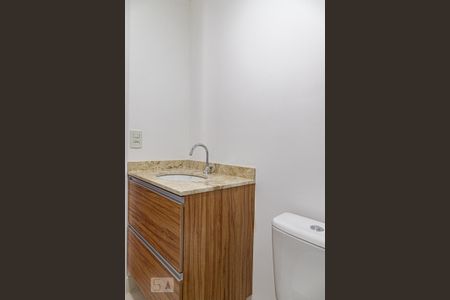 Banheiro de kitnet/studio para alugar com 1 quarto, 26m² em Centro, São Paulo