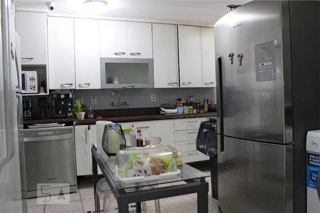 Apartamento à venda com 220m², 4 quartos e 3 vagas Apartamento à venda com 220m², 4 quartos e 3 vagasCozinha