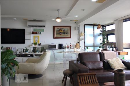 Apartamento à venda com 220m², 4 quartos e 3 vagas Apartamento à venda com 220m², 4 quartos e 3 vagasSala