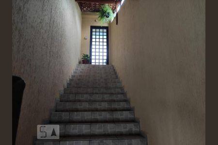 Casa para alugar com 400m², 3 quartos e 2 vagasEscada acesso casa