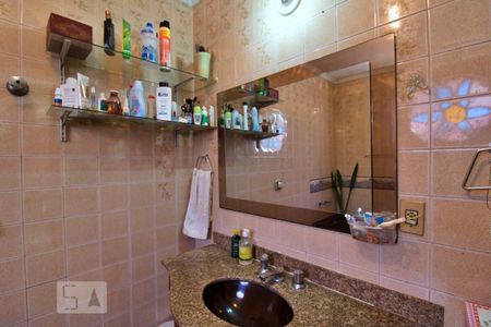 Casa à venda com 470m², 4 quartos e 4 vagasBanheiro da Suíte 1