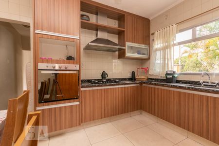 Casa à venda com 220m², 4 quartos e 4 vagas Casa à venda com 220m², 4 quartos e 4 vagasCozinha