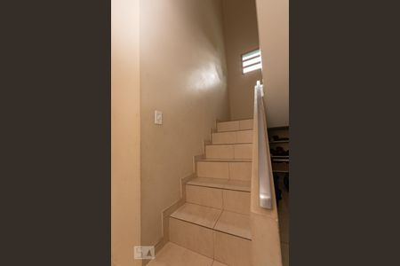 Casa à venda com 220m², 4 quartos e 4 vagas Casa à venda com 220m², 4 quartos e 4 vagasEscada