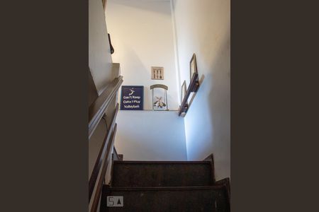 Casa à venda com 365m², 5 quartos e 1 vagaEscadas para o 3 andar