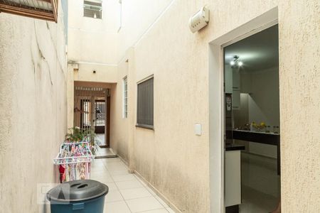 Casa à venda com 232m², 3 quartos e 2 vagasCorredor lateral externo