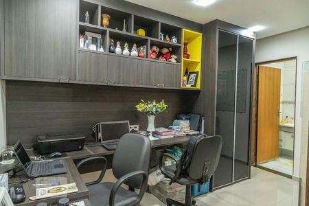 Casa à venda com 232m², 3 quartos e 2 vagasEscritório