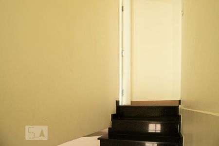 Escada de casa à venda com 3 quartos, 232m² em Vila Buenos Aires, São Paulo