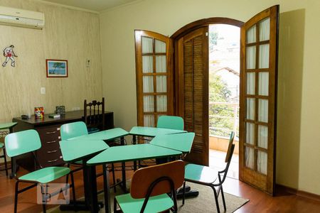 Casa à venda com 176m², 4 quartos e 2 vagasSuíte