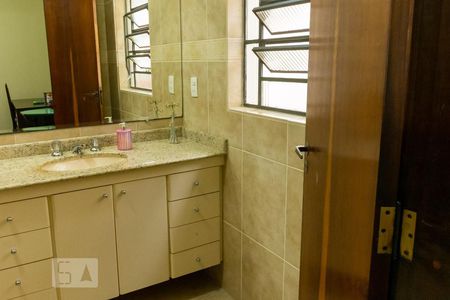 Casa à venda com 176m², 4 quartos e 2 vagasBanheiro da Suíte