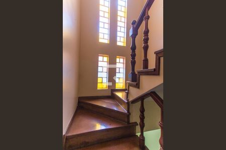 Casa à venda com 260m², 4 quartos e 3 vagas Casa à venda com 260m², 4 quartos e 3 vagasEscada