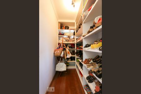 Casa à venda com 564m², 4 quartos e 4 vagas Casa à venda com 564m², 4 quartos e 4 vagasRouparia