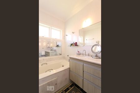 Casa à venda com 564m², 4 quartos e 4 vagas Casa à venda com 564m², 4 quartos e 4 vagasBanheiro da suíte 1