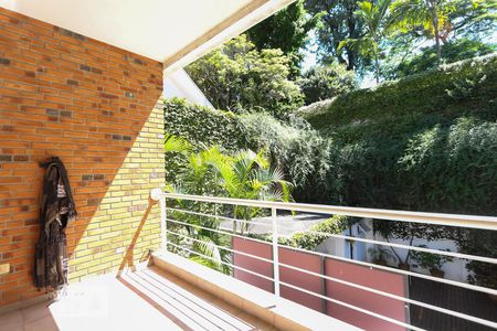 Casa à venda com 564m², 4 quartos e 4 vagas Casa à venda com 564m², 4 quartos e 4 vagasVaranda da suíte 3 e 4