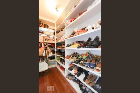 Casa à venda com 564m², 4 quartos e 4 vagas Casa à venda com 564m², 4 quartos e 4 vagasRouparia