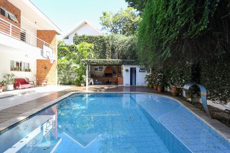 Casa à venda com 564m², 4 quartos e 4 vagas Casa à venda com 564m², 4 quartos e 4 vagasPiscina