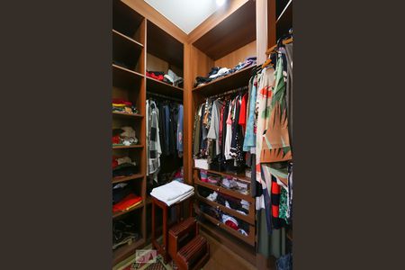 Casa à venda com 564m², 4 quartos e 4 vagas Casa à venda com 564m², 4 quartos e 4 vagasCloset da suíte 1